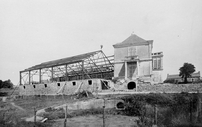 Elévation gauche, pendant la construction de l'usine.