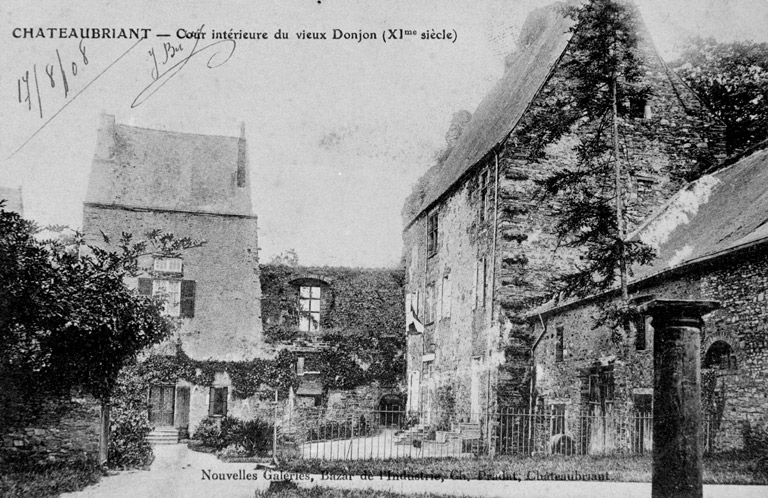 'Cour intérieure du vieux donjon', élévations méridionale et ouest de l'ancien logis.