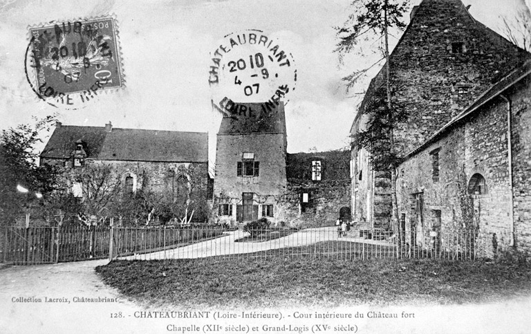 'Cour intérieure du château-fort', la chapelle et l'ancien logis.