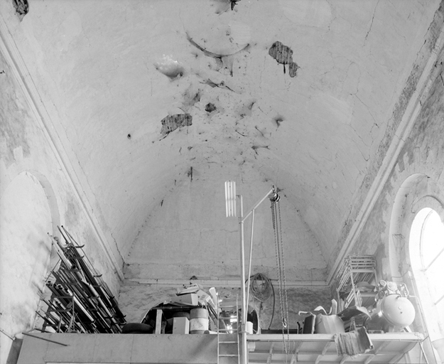 Vue intérieure de l'église, la nef vers le mur ouest.