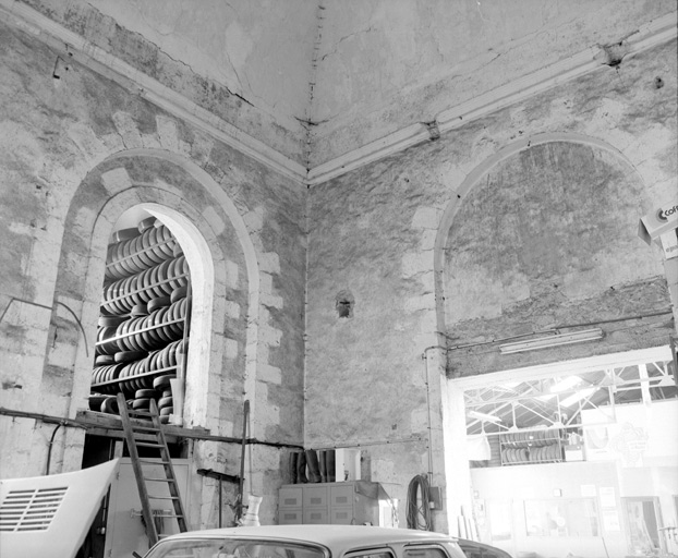 Vue intérieure de l'église, arcades ouvrant sur le bras nord du transept et sur le choeur.