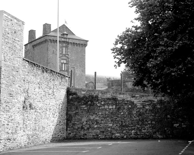 Châtelet de la basse-cour, dit 'pavillon des champs', vu depuis l'ancien fossé de la demi-lune méridionale.