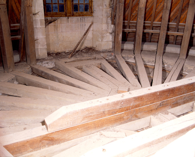 Poutres de plancher de la tour 6 adossée au logis 3 à l'est.