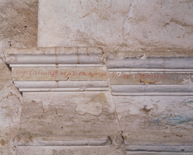 Inscription sur le faux-manteau de la cheminée 1 à l'étage de comble du logis 3.