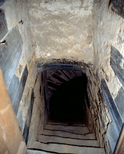 Escalier menant au sous-sol du pavillon nord-est, à l'extrémité du logis 2.