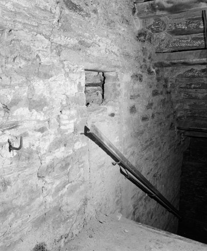 Escalier droit de la grosse tour, porte donnant autrefois accès à l'escalier dans le mur du logis 1.