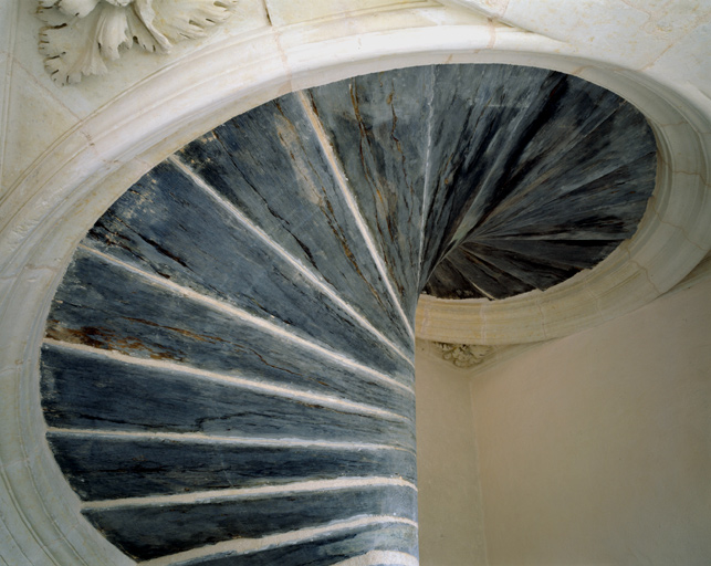 Partie inférieure de l'escalier en vis du logis 3.