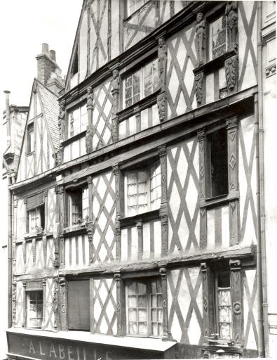 Façade sur rue ; à hauteur des étages (maison du père à droite et maison du fils à gauche) ; début 20e siècle.