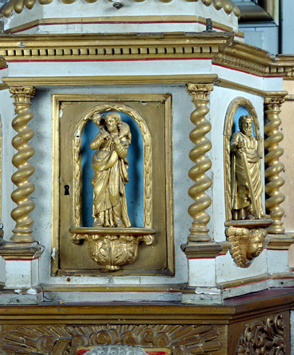 Figurine du Bon Pasteur sur la niche du vantail.