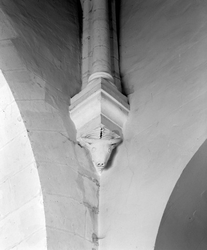 Voûte d'ogives de la tour-clocher, chapiteau de l'angle nord-est.