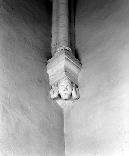 Voûte d'ogives de la tour-clocher, chapiteau de l'angle sud-est.