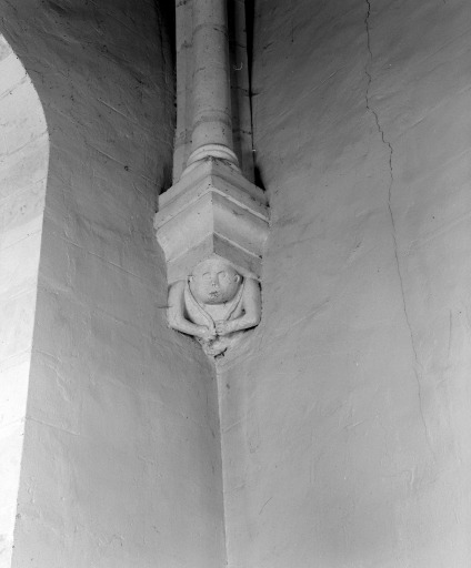Voûte d'ogives de la tour-clocher, chapiteau de l'angle sud-ouest.