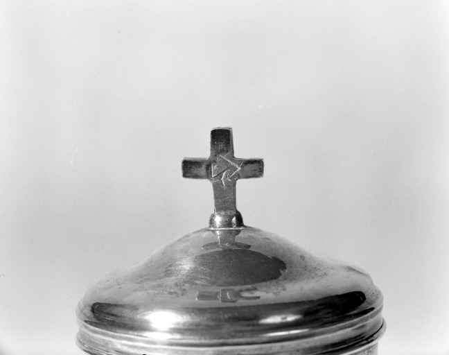 Poinçon sur la croix sommitale.
