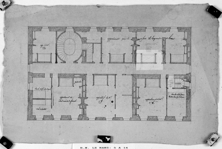 Plan du deuxième étage carré, avec les retombes.