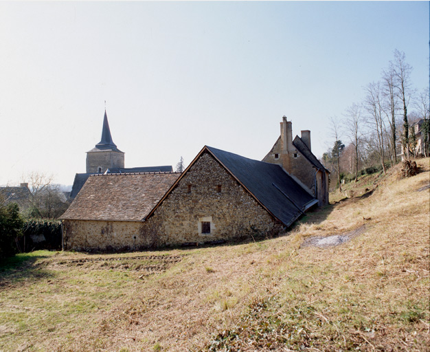 Ensemble de l'ancien prieuré depuis l'est.