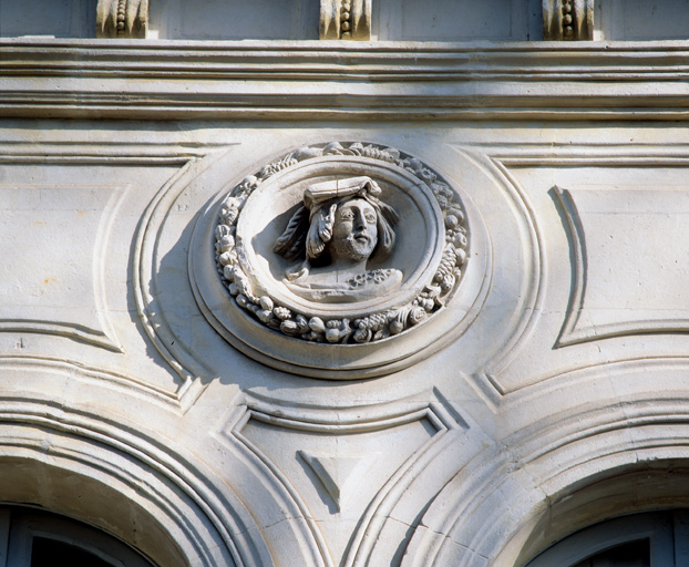 Buste en médaillon au-dessus de la porte.