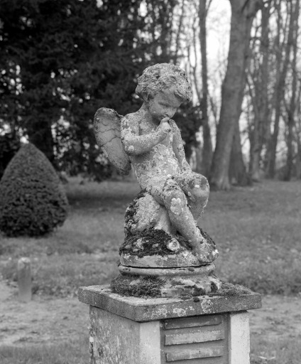 Statue d'angelot dans le parc.