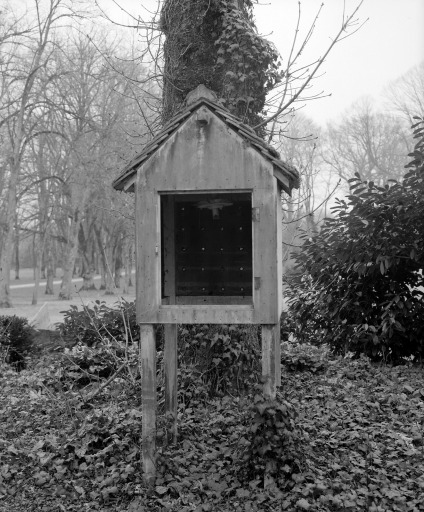 Edicule servant à faisander le gibier, dansle parc.