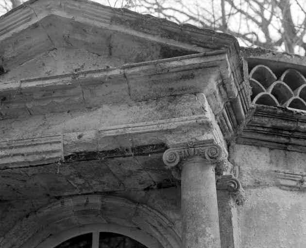 Fabrique de jardin, détail d'un chapiteau et de l'entablement.