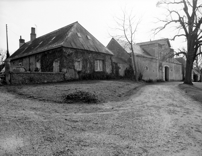 Elévations droite et postérieure des communs.