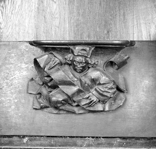 1er ensemble, 1ère miséricorde à gauche : personnage tenant un phylactère.