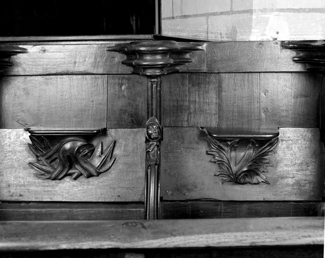 2ème ensemble, deux miséricordes à droite.