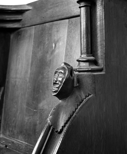 3ème ensemble, appuie-main à droite.