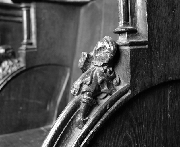 4ème ensemble, 2ème appuie-main à droite.