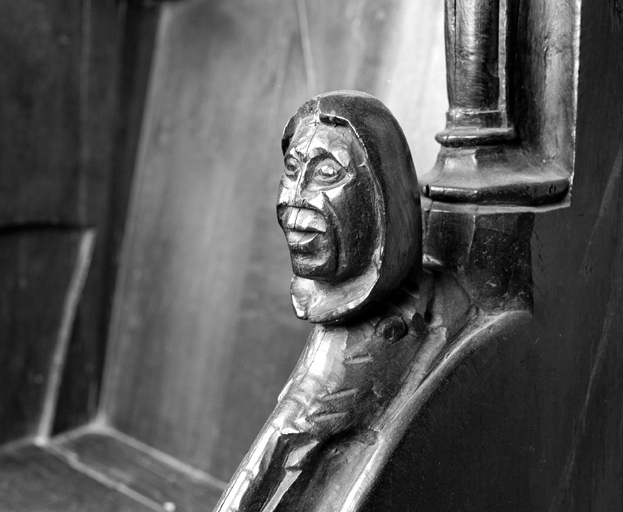 4ème ensemble, 1er appuie-main à droite.