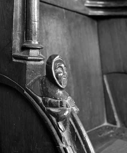 Stalles ouest du mur sud du choeur. Appuie-main à senestre de la stalle dextre.