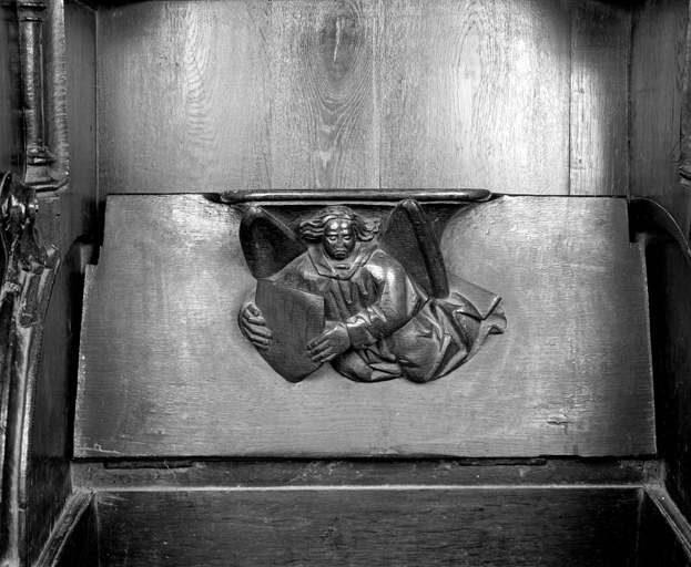 5ème ensemble, 1ère miséricordeà gauche.