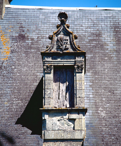 Lucarne à gauche sur l'élévation postérieure du logis.