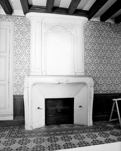 Cheminée au rez-de-chaussée du logis.