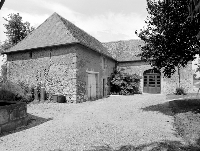 Ecurie et remise, face gauche.