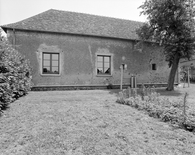 Ecurie et remise, face droite.