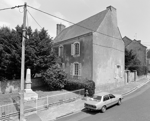 Elévations antérieure et gauche du logis.