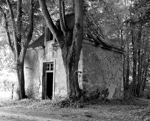 Pavillon le long de l'allée sud-ouest.