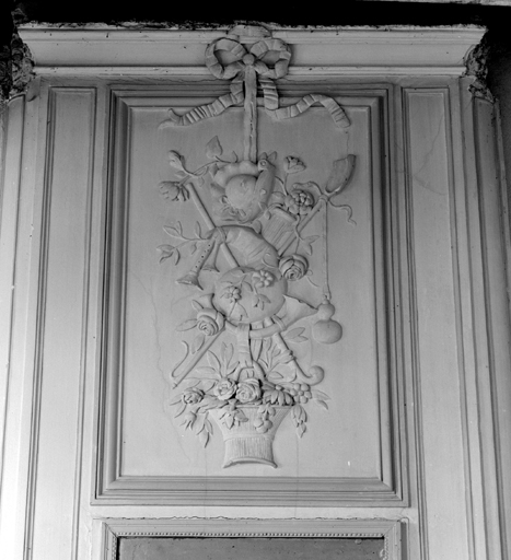 Cheminée de la pièce gauche à l'étage, détail, relief sur le trumeau.