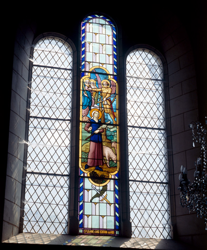 Verrière à personnages : sainte Jeanne-d'Arc écoutant ses voix (baie 3)