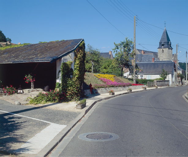 Le lavoir et l'église depuis l'ouest.