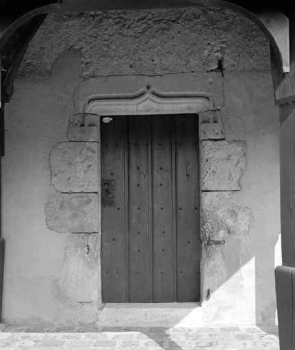 Porte sur l'élévation antérieure du logis.