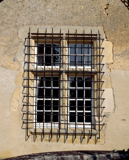 Fenêtre et grille sur l'élévation antérieure du logis.