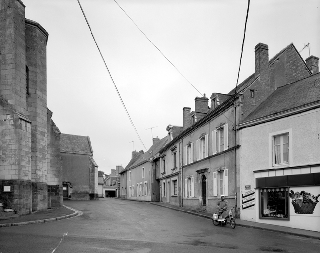 Lrue bordant l'église au sud.