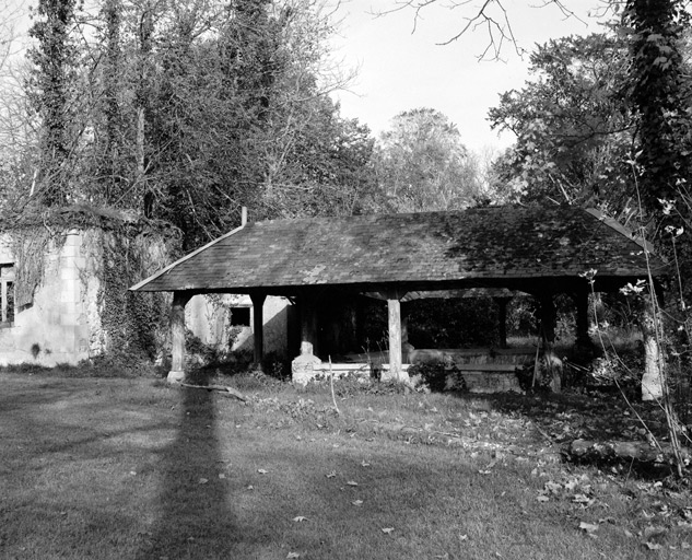 Lavoir au sud du logis, vue d'ensemble.