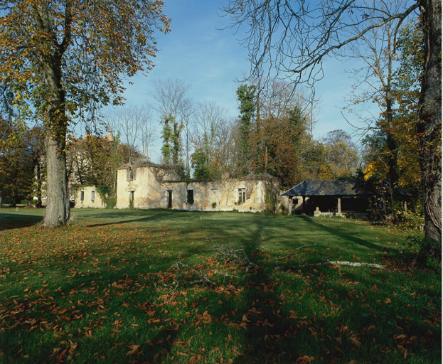 Dépendances au sud du logis, ensemble depuis l'est.