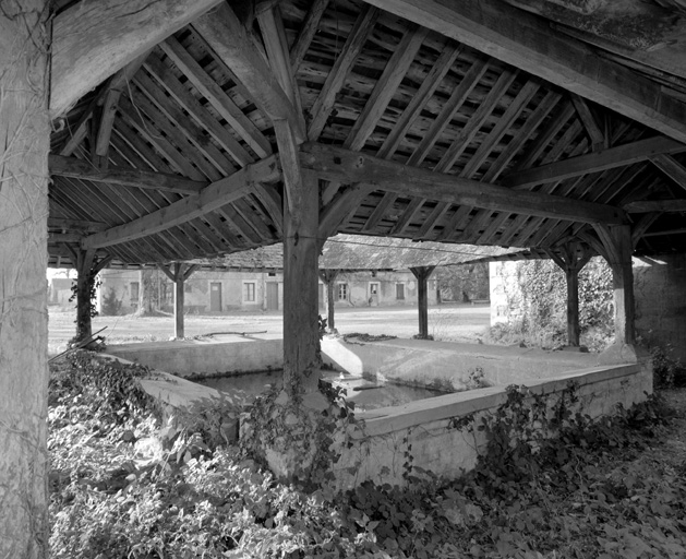 Lavoir au sud du logis, vue intérieure.