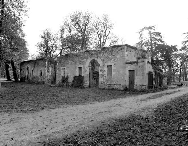 Dépendances en ruine au nord du logis.