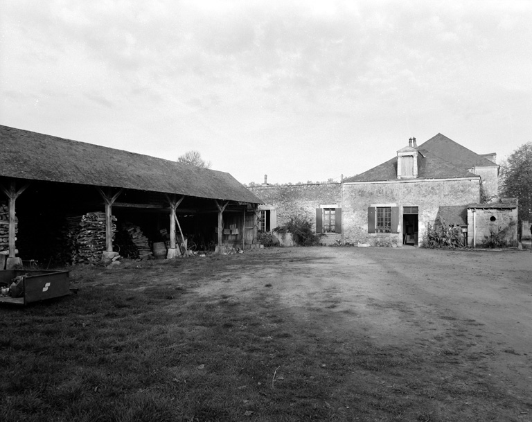 Hangar et logement au nord-ouest du logis.