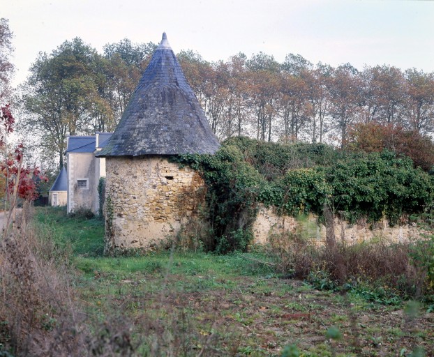 Anciennes tourelles à l'est du parc.