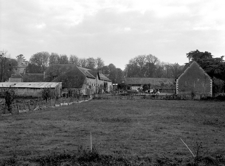 Dépendances au sud du logis, ensemble depuis l'est.